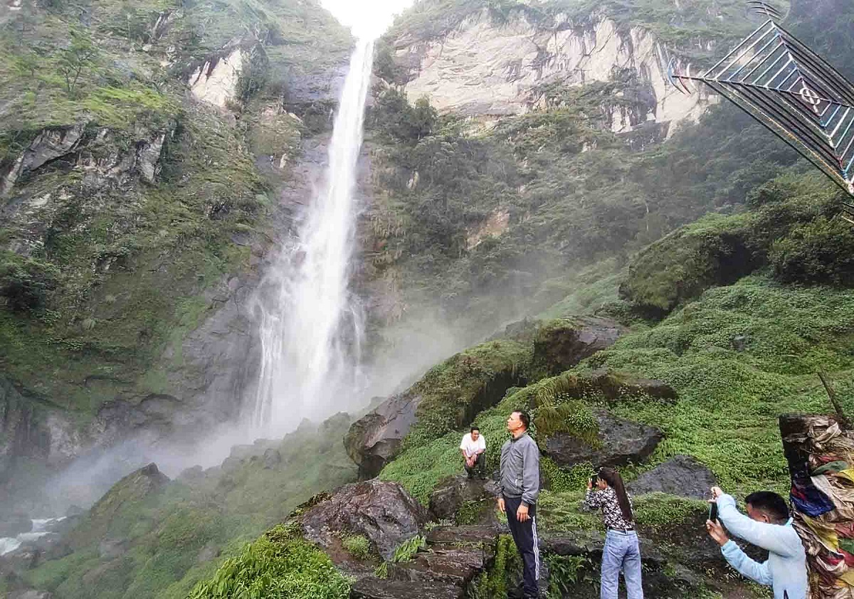 फुङफुङे झरनामा रमाउँदै आन्तरिक पर्यटक